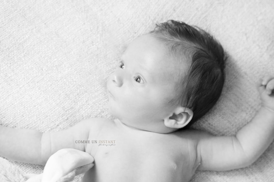 bébé studio, shooting à domicile bébé, photographe à domicile bébé aux yeux bleus, photographe professionnelle nouveau ne, photographe professionnelle nouveau né, photographe a domicile nouveau né studio, reportage photographe noir et blanc