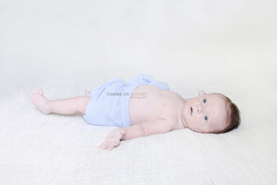 shooting à domicile bébé aux yeux bleus - shooting à domicile bébé - photographe professionnelle pour bébé - photographe à domicile nouveau né studio - nouveau né - photographe pro bébé studio