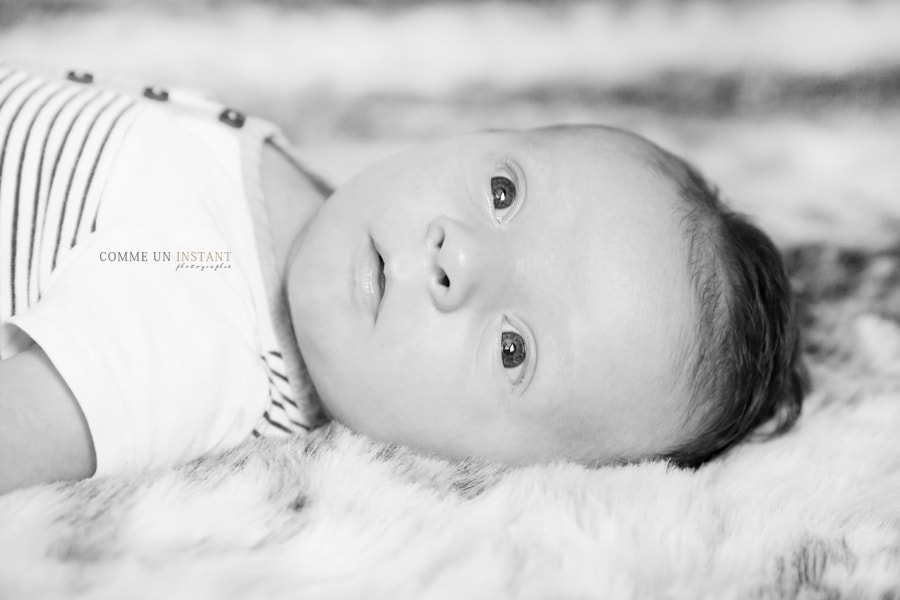 photographe a domicile bébé, photographie nouveau né studio, bébé studio, photographe a domicile pour bebes, photographe pro noir et blanc, photographe à domicile bébé aux yeux bleus, photographe nouveau né