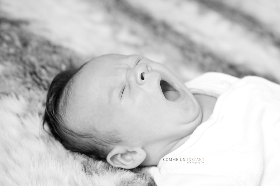 photographe noir et blanc, photographe pro nouveau né en train de dormir, bébé studio, photographe bébé, bébé aux yeux bleus, shooting à domicile nouveau né studio, nouveau né, photographe a domicile pour nouveau ne