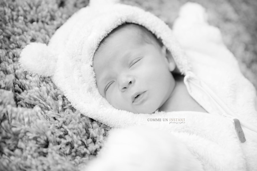 nouveau né en train de dormir, bébé, photographe à domicile noir et blanc, photographe à domicile pour bébé sur Saint Germain en Laye (78100 Yvelines 78) et sa région, photographe pro bébé en train de dormir, photographe a domicile bébé studio, nouveau né, nouveau né studio