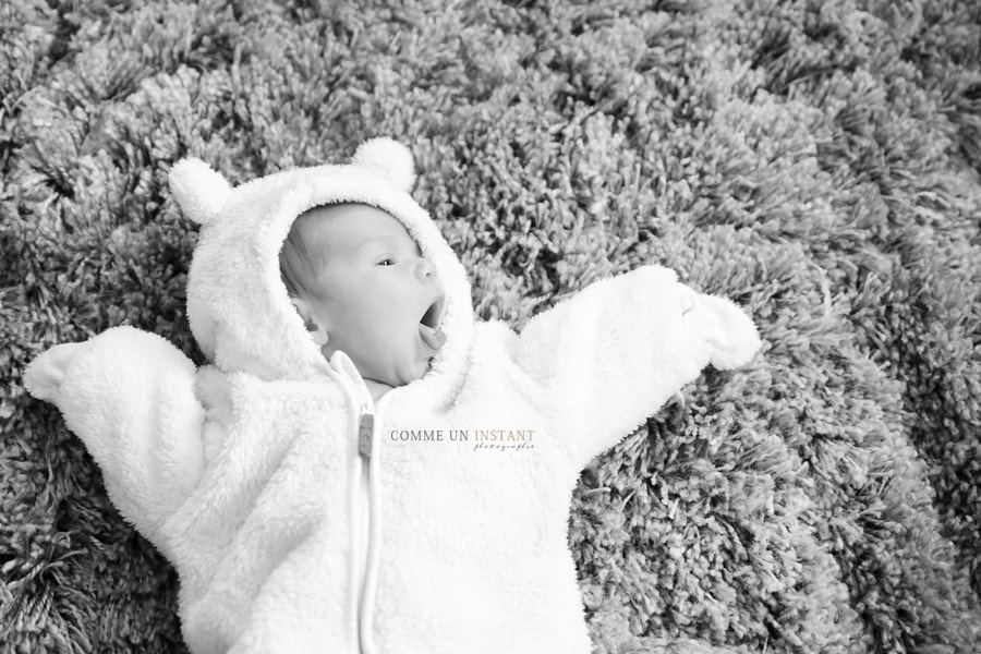 shooting à domicile pour nouveau ne - bébé studio - nouveau né - photographe à domicile nouveau né studio - bébé - noir et blanc - photographe pro chambre de bébé