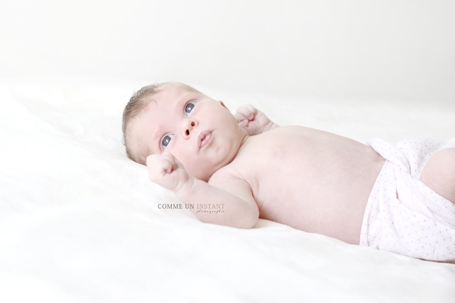 nouveau né - nouveau né studio - photographe à domicile bebes - bébé studio - bébé aux yeux bleus - photographe bébé