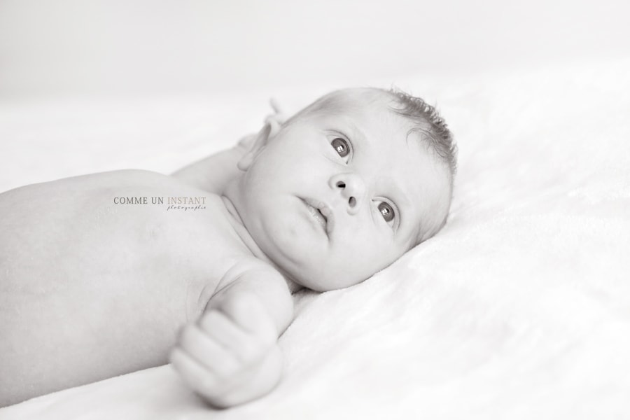 photographe de nouveaux nes - nouveau né - bébé - nouveau né studio - noir et blanc - photographe a domicile bébé aux yeux bleus - bébé studio