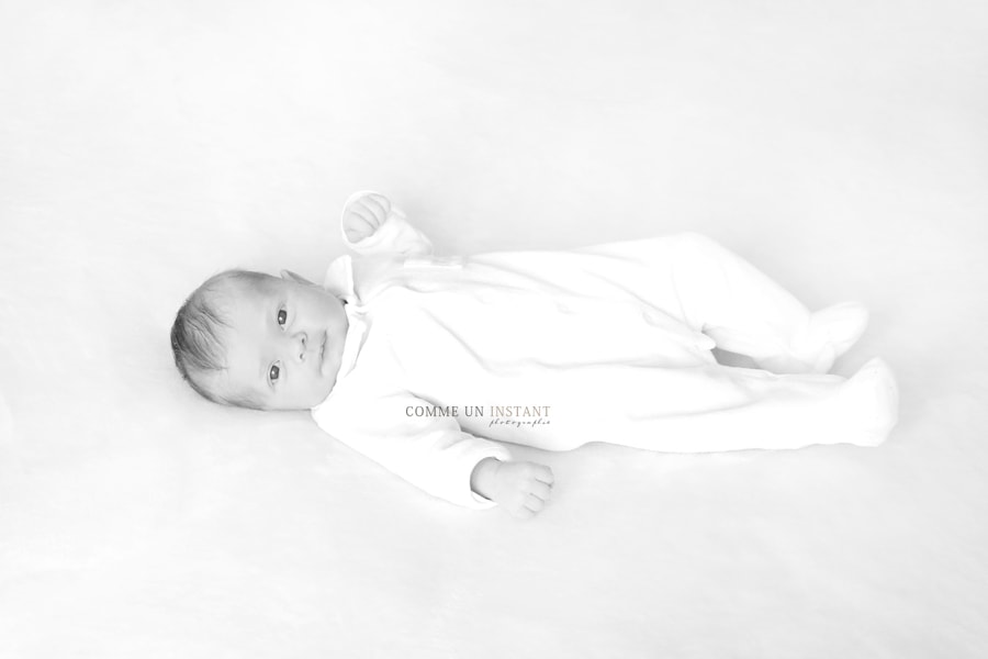 photographe professionnelle bébé aux yeux bleus, bébé, photographie nouveau né studio, bébé studio, shooting à domicile noir et blanc, photographe à domicile nouveau né, photographe a domicile nouveau né sur Maisons Alfort (94700 Val de Marne 94) et sa région