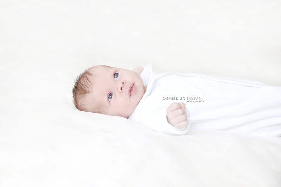 photographie bébé studio - bébé aux yeux bleus - photographie nouveau né studio - photographe pro bébé - photographe à domicile nouveau né - photographie de bebe