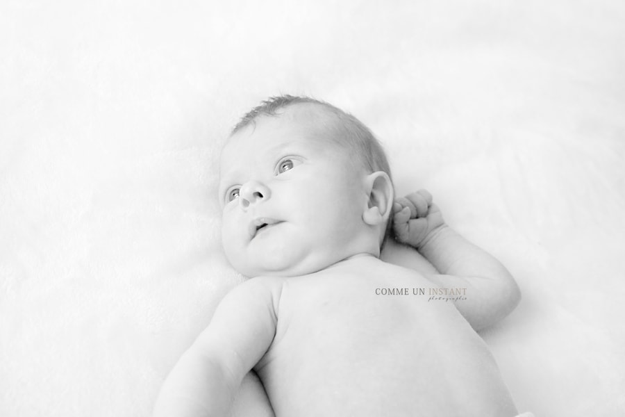 nouveau né studio - bébé studio - noir et blanc - photographe pro nouveau né - photographe a domicile de bebes - photographie bébé aux yeux bleus - bébé