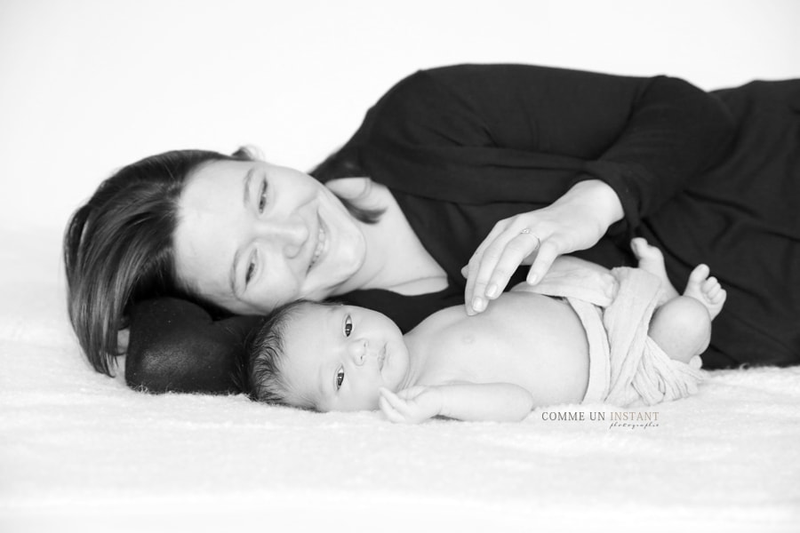 bébé studio - amour - photographe pro noir et blanc - bébé - famille studio - shooting nouveau né - nouveau né studio - shooting à domicile pour bebes sur Paris (75000 Paris 75) et sa région - photographe a domicile famille