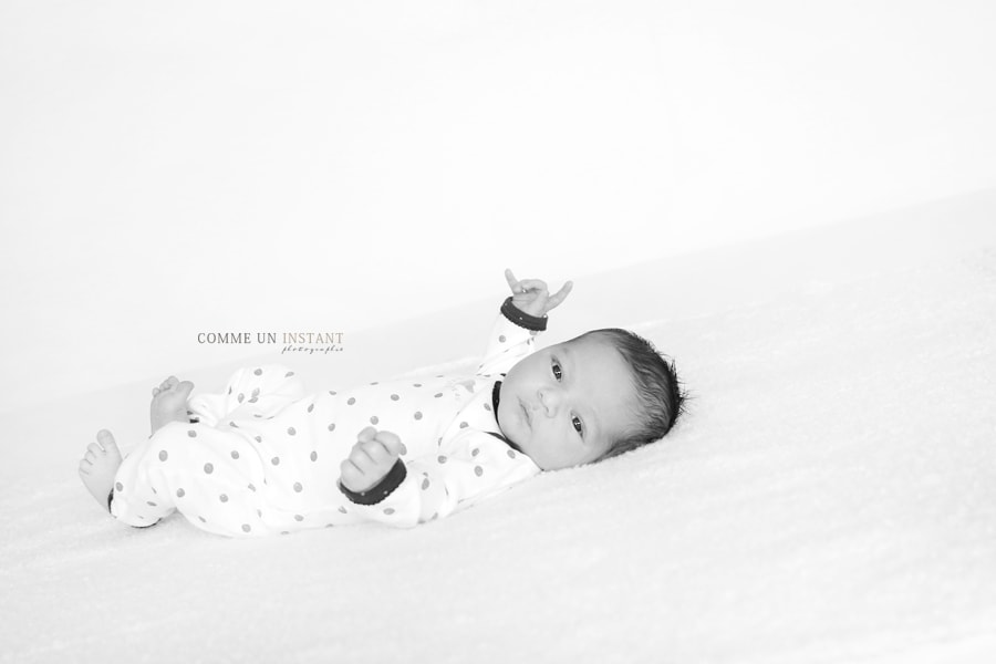 bébé studio - photographe pro de bébé en plein coeur de Herblay (95220 Val d'Oise 95) - photographe nouveau né - shooting à domicile noir et blanc - bébé - nouveau né studio