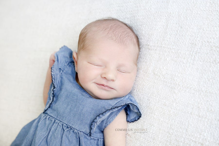 bébé en train de dormir - photographie amour - bébé studio - reportage photographe nouveau né studio - photographe pro nouveau né - reportage photographe bébé - shooting nouveau né en train de dormir - photographe professionnelle de nouveaux nés