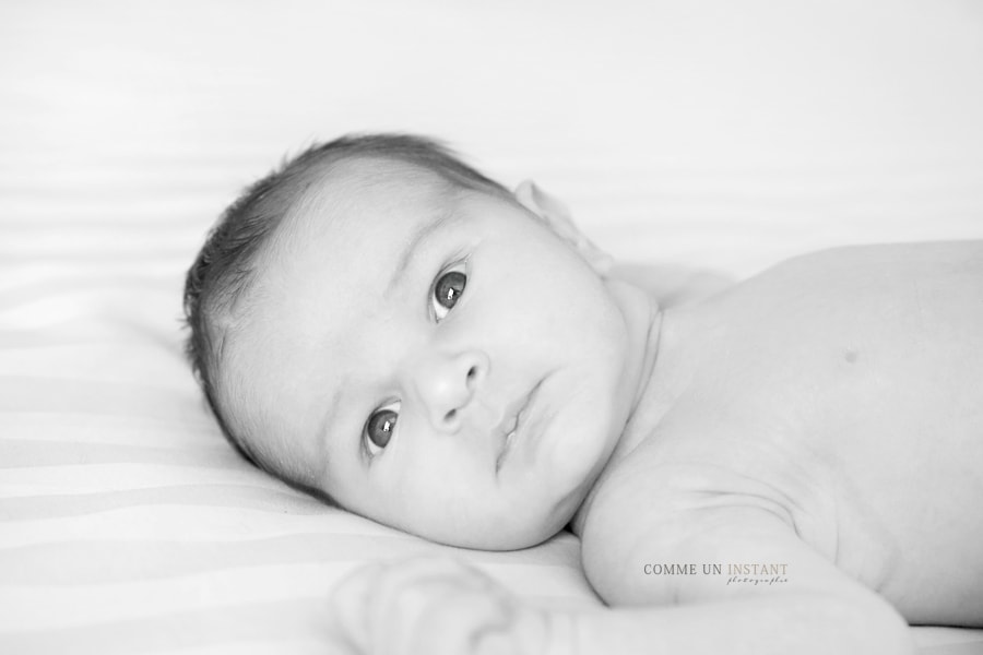 bébé, bébé studio, noir et blanc, photographe professionnelle pour bébés, photographe à domicile nouveau né, photographe a domicile nouveau né studio