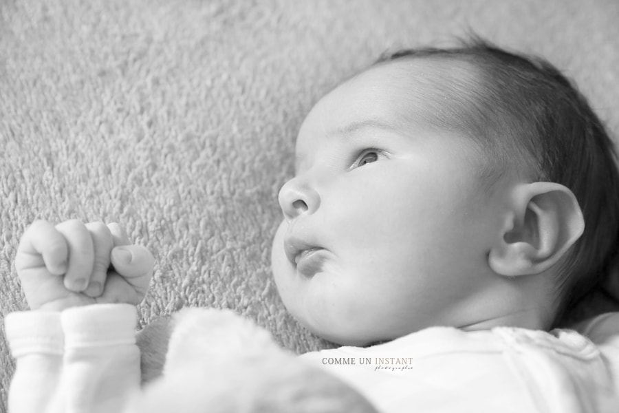 bébé, reportage photographe bébé studio, noir et blanc, nouveau né, shooting à domicile de nouveau ne a Paris (75000 Paris 75), photographe à domicile nouveau né studio