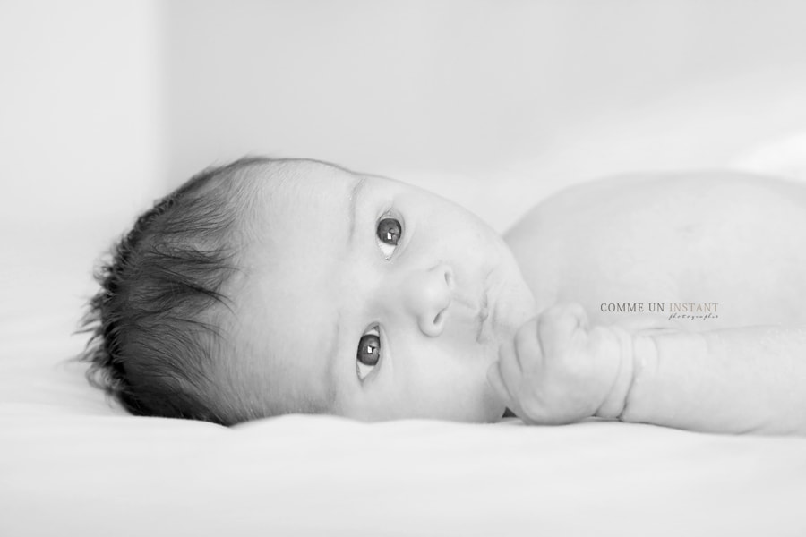 photographe a domicile bébé studio - photographe pro noir et blanc - bébé - photographe professionnelle nouveau né studio - shooting à domicile nouveau né - photographie de bebe