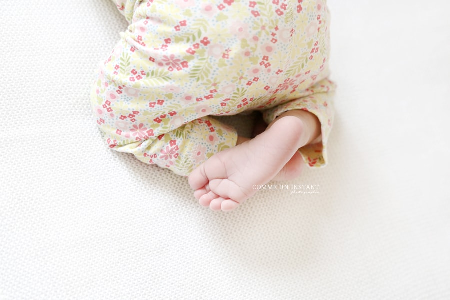 shooting petits pieds, petit peton - photographe a domicile bébé métis - photographie pour bébés - nouveau né en train de dormir - bébé studio - nouveau né studio - photographie nouveau né - bébé