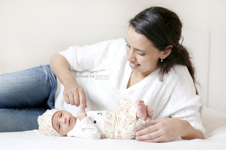 shooting à domicile de nouveau né a Paris (75000 Paris 75) et sa région - shooting à domicile bébé studio - famille studio - photographie amour - nouveau né - photographe pro bébé - famille - nouveau né studio - photographe professionnelle famille métis - bébé métis