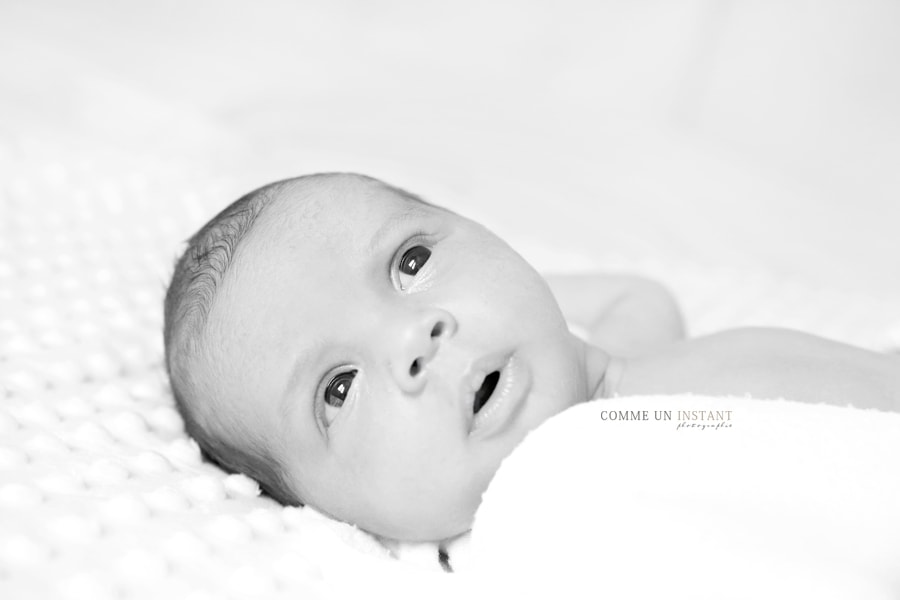 photographe pro bébé - photographe à domicile bébé métis - photographie pour nouveaux nes - shooting bébé studio - photographie nouveau né studio - nouveau né - shooting noir et blanc