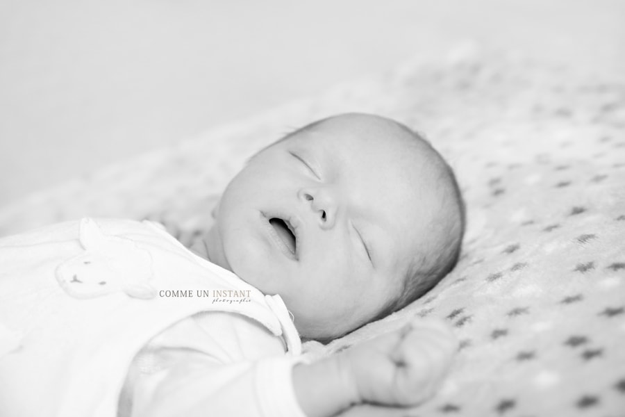 reportage photographe pour nouveau ne a Alfortville (94140 Val de Marne 94) et sa région - nouveau né studio - photographe bébé studio - photographie nouveau né - noir et blanc - shooting nouveau né en train de dormir - bébé