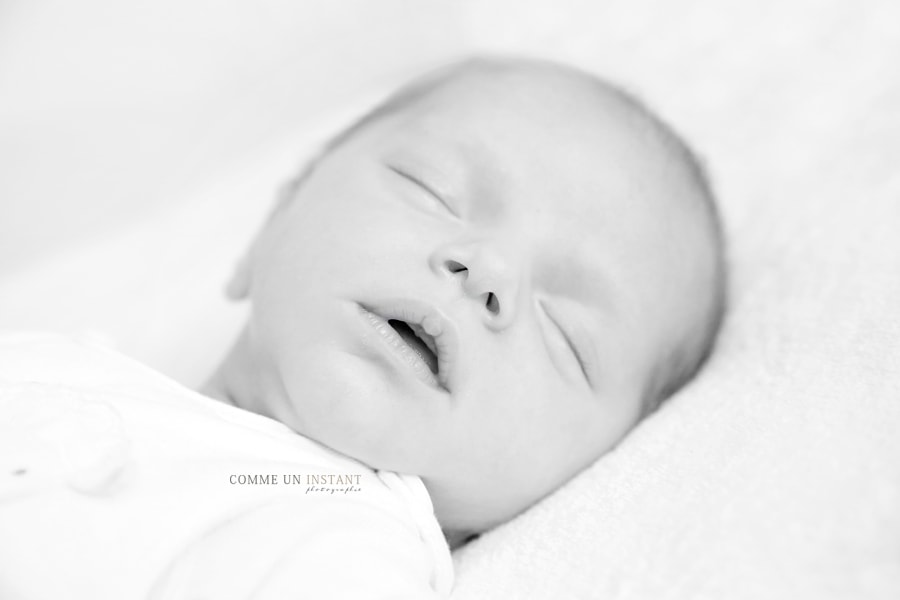 shooting à domicile nouveau né en train de dormir - photographie de nouveau ne en plein coeur de Alfortville (94140 Val de Marne 94) et sa région - bébé - nouveau né - shooting à domicile noir et blanc - nouveau né studio - bébé studio