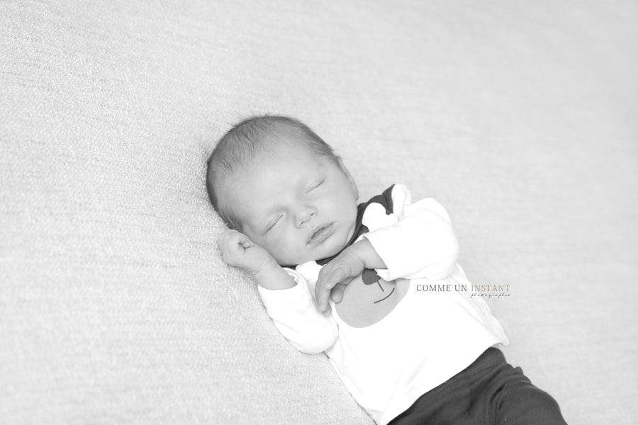 photographe professionnelle nouveau né - photographe noir et blanc - shooting nouveau né studio - shooting bébé - bébé studio - photographe de nouveaux nés - nouveau né en train de dormir