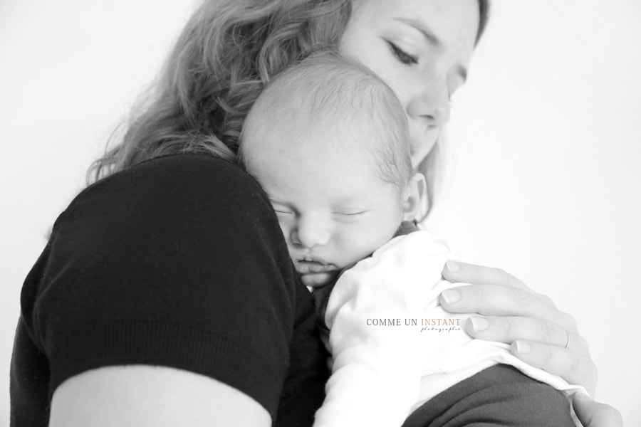 shooting à domicile famille - famille studio - photographe a domicile nouveau né - bébé - amour - bébé studio - photographe pro noir et blanc - photographe à domicile nouveau né studio - shooting à domicile pour nouveau ne - shooting à domicile nouveau né en train de dormir