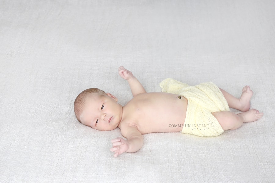 bébé studio - bébé aux yeux bleus - photographe nouveau né - photographe professionnelle de bebe en plein coeur de Montmorency (95160 Val d'Oise 95) et sa région - photographe pro bébé - nouveau né studio