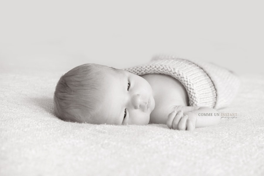 bébé, photographe noir et blanc, nouveau né studio, shooting à domicile bébé aux yeux bleus, nouveau né, photographe à domicile pour nouveau ne sur Saint-Maur des Fossés (94100 Val de Marne 94) et sa région, bébé studio