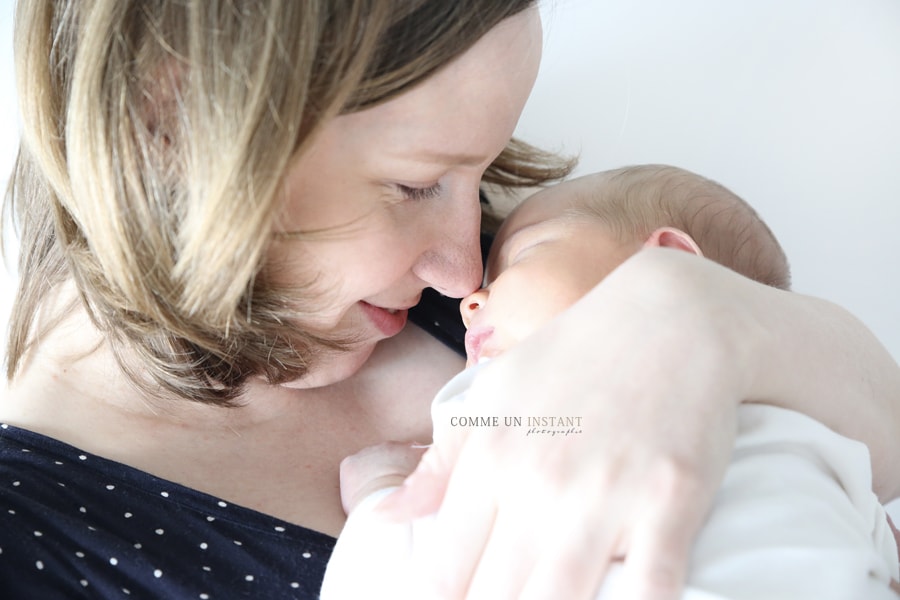 bébé studio, bébé aux yeux bleus, photographe pour bebe, amour, photographie nouveau né, famille, photographe pro famille studio, nouveau né studio, nouveau né en train de dormir, bébé