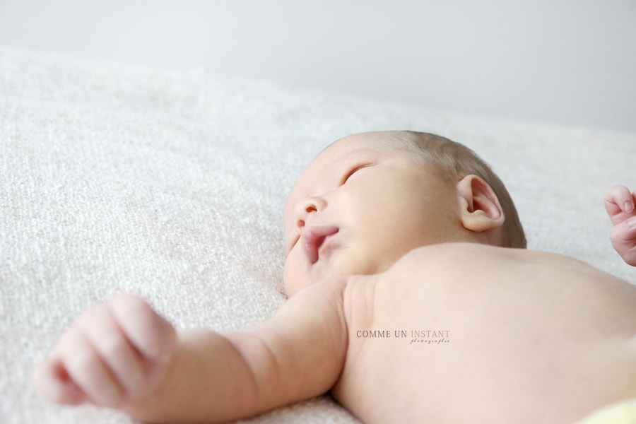 bébé aux yeux bleus - bébé studio - photographie nouveau né studio - bébé - reportage photographe bebes en plein coeur de Saint Germain en Laye (78100 Yvelines 78) - nouveau né