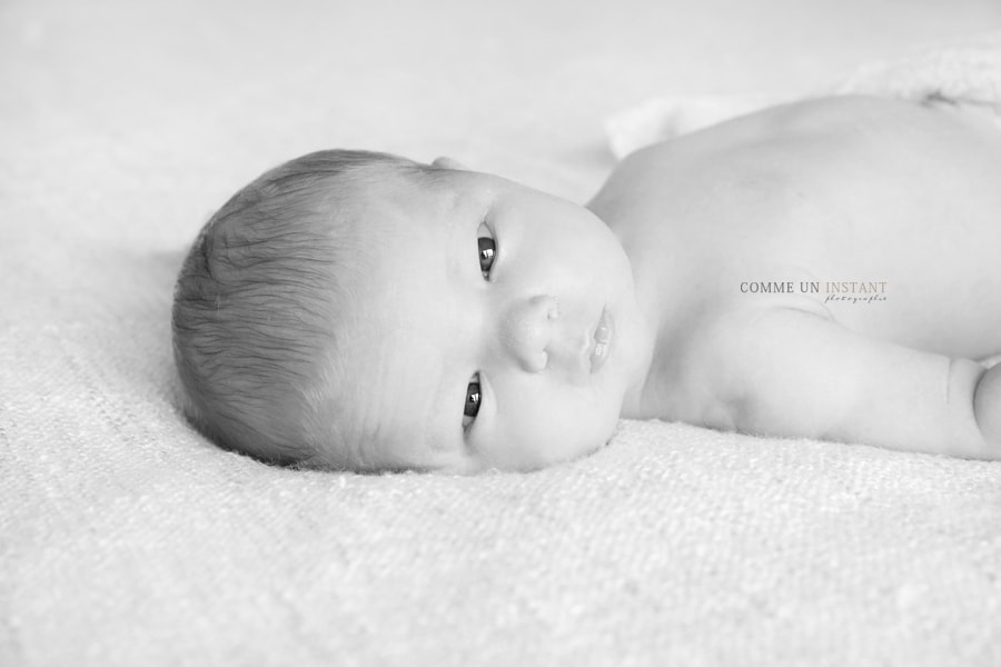 photographe a domicile noir et blanc, photographe professionnelle nouveau né, bébé studio, nouveau né studio, bébé aux yeux bleus, shooting bébé, photographe pro pour nouveaux nes a Cergy Pontoise (95100 Val d'Oise 95)