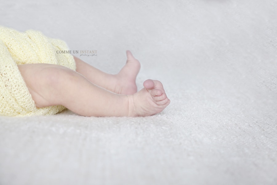 bébé aux yeux bleus - bébé studio - photographe a domicile nouveau né - reportage photographe nouveau né - petits pieds, petit peton - bébé - nouveau né studio