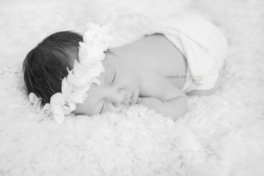 nouveau né - bébé - shooting noir et blanc - photographe a domicile nouveau né en train de dormir - shooting bebe en centre ville de Neuilly sur Seine (92200 Hauts de Seine 92) - bébé studio - reportage photographe bébé asiatique - photographe pro nouveau né studio