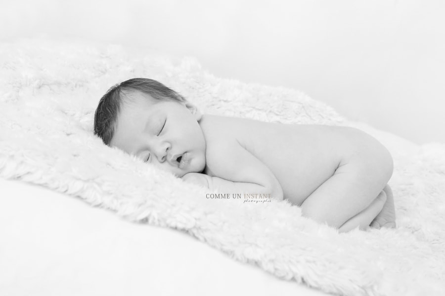 bébé studio, photographe nouveau né en train de dormir, photographe professionnelle de nouveaux nés, nouveau né, noir et blanc, bébé asiatique, bébé, photographe nouveau né studio