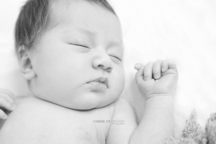 reportage photographe bébé - nouveau né en train de dormir - nouveau né studio - bébé asiatique - photographe pro pour nouveaux nés - reportage photographe bébé en train de dormir - bébé studio - nouveau né - photographe a domicile noir et blanc