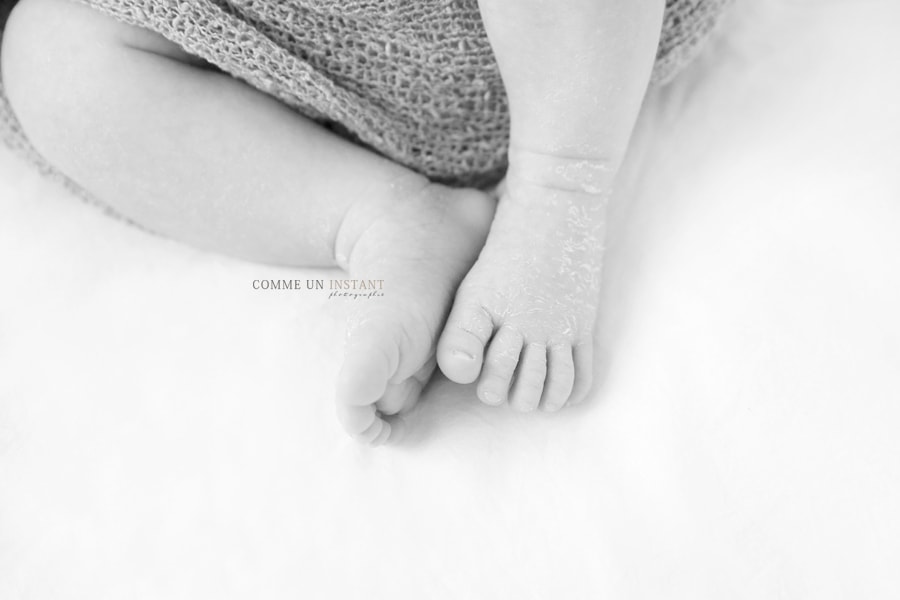 photographie de nouveaux nés sur Boulogne Billancourt (92100 Hauts de Seine 92) et sa région, bébé, bébé studio, photographe a domicile nouveau né, nouveau né en train de dormir, shooting à domicile noir et blanc, bébé asiatique, petits pieds, petit peton, shooting à domicile nouveau né studio