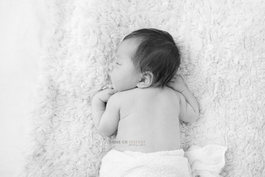 shooting de nouveau né, nouveau né, noir et blanc, nouveau né en train de dormir, photographe professionnelle bébé, photographe professionnelle bébé studio, shooting nouveau né studio, bébé asiatique