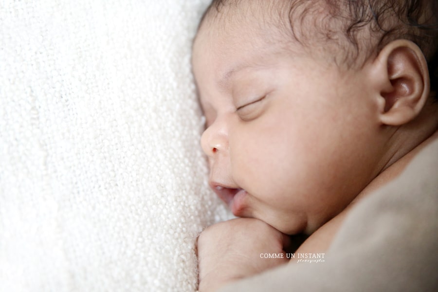 photographe a domicile nouveau né studio, photographe à domicile nouveau né en train de dormir, photographie nouveau né, photographe professionnelle bebe en centre ville de Paris (75000 Paris 75) et sa région, bébé studio, bébé métis, bébé