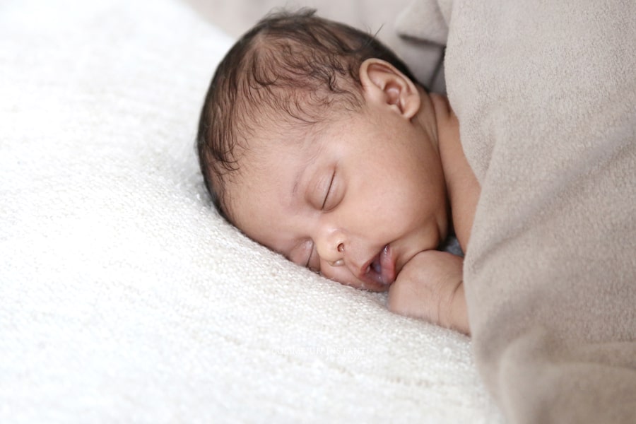 photographie pour nouveau né, photographe a domicile nouveau né en train de dormir, nouveau né studio, shooting à domicile nouveau né, bébé studio, bébé métis, bébé