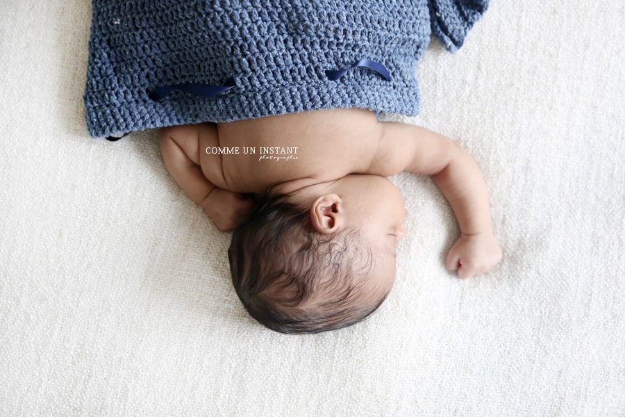 nouveau né en train de dormir, bébé, reportage photographe bébé studio, nouveau né, bébé métis, nouveau né studio, photographe professionnelle pour bebes
