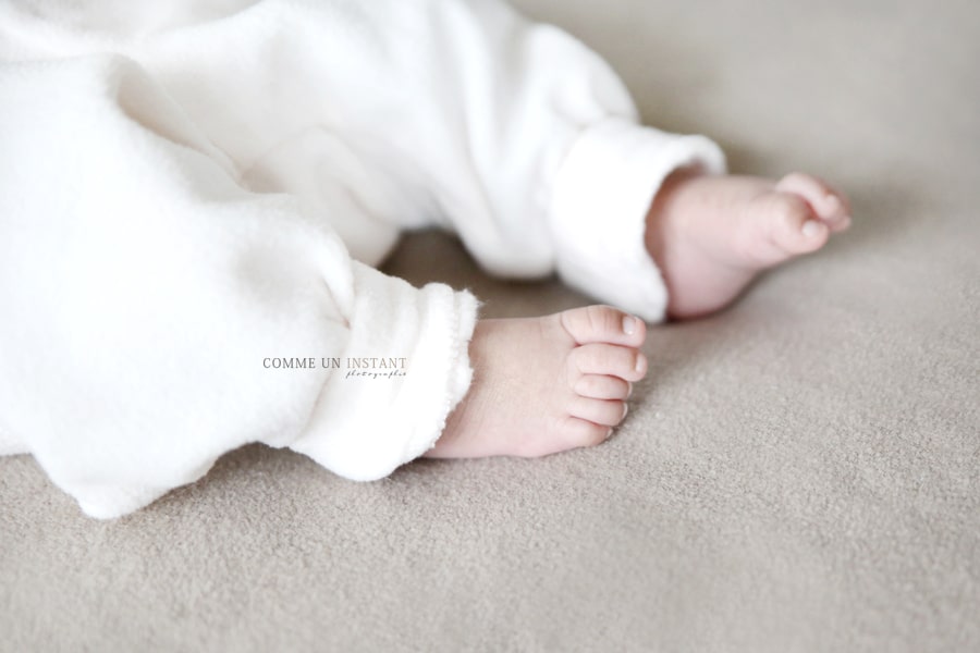 nouveau né - photographie bébé - nouveau né studio - petits pieds, petit peton - shooting à domicile bebes à Versailles (78000 Yvelines 78) et sa région - photographe a domicile bébé en train de dormir - photographe a domicile bébé studio - nouveau né en train de dormir - bébé métis