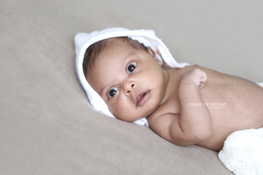 bébé - photographie nouveau né - bébé métis - photographe à domicile de bebe sur Saint-Maur des Fossés (94100 Val de Marne 94) - reportage photographe bébé studio - photographe a domicile nouveau né studio