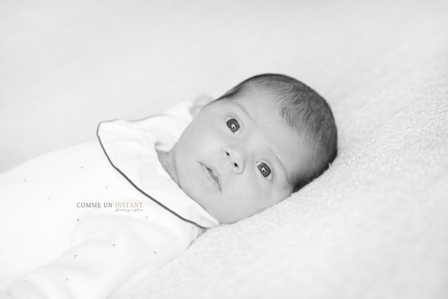 noir et blanc, shooting à domicile nouveaux nés, photographe pro bébé, photographie nouveau né, photographe professionnelle nouveau né studio, photographie bébé studio