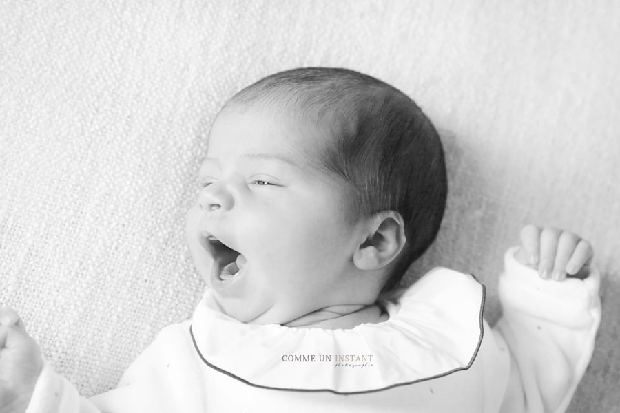 shooting à domicile bébé studio, noir et blanc, shooting à domicile nouveau né, photographe nouveau né studio, bébé, photographe à domicile nouveaux nés sur Levallois Perret (92300 Hauts de Seine 92) et sa région