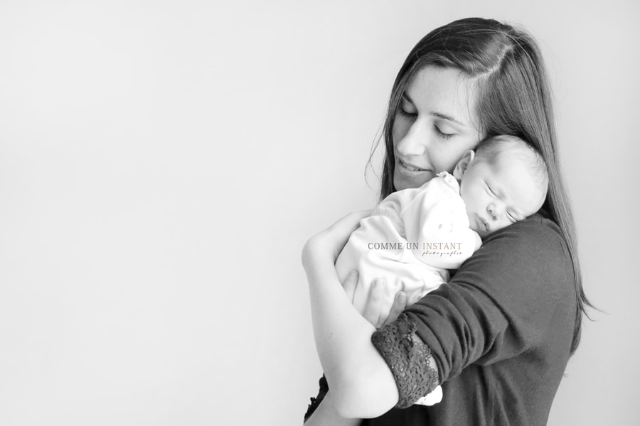 photographe à domicile famille, photographe pro pour nouveau né, photographe pro noir et blanc, nouveau né en train de dormir, amour, famille studio, photographe pro nouveau né studio, nouveau né, bébé en train de dormir, shooting à domicile bébé studio, bébé