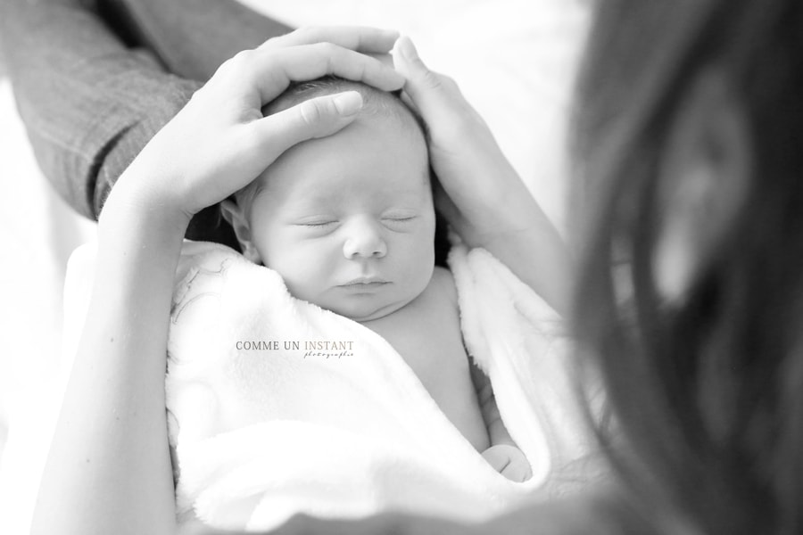 shooting à domicile nouveau né - amour - photographe noir et blanc - photographe professionnelle nouveau né en train de dormir - nouveau né studio - photographe a domicile bébé en train de dormir - bébé studio - photographe a domicile pour bebes en centre ville de Saint-Maur des Fossés (94100 Val de Marne 94) et sa région - shooting à domicile famille - photographe bébé - photographe famille studio