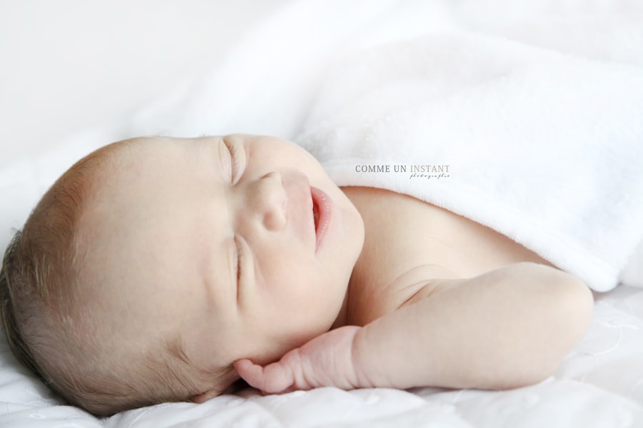 photographe professionnelle de nouveau ne - noir et blanc - nouveau né en train de dormir - photographe pro nouveau né - bébé studio - bébé - shooting à domicile bébé en train de dormir