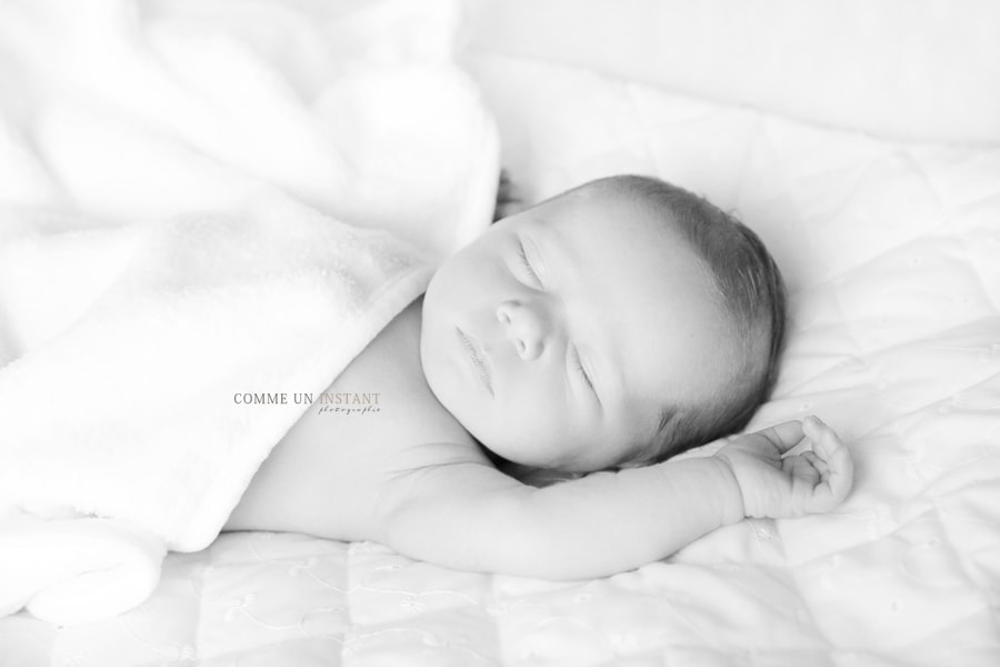 photographe pro noir et blanc, nouveau né, nouveau né studio, shooting à domicile bébé studio, photographe nouveau né en train de dormir, bébé, photographe pro pour nouveau ne, shooting bébé en train de dormir