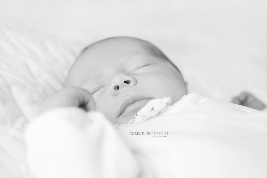 nouveau né en train de dormir - photographe professionnelle noir et blanc - photographie bébé en train de dormir - photographie nouveau né - photographe à domicile bébé studio - nouveau né studio - bébé - photographe professionnelle nouveau né