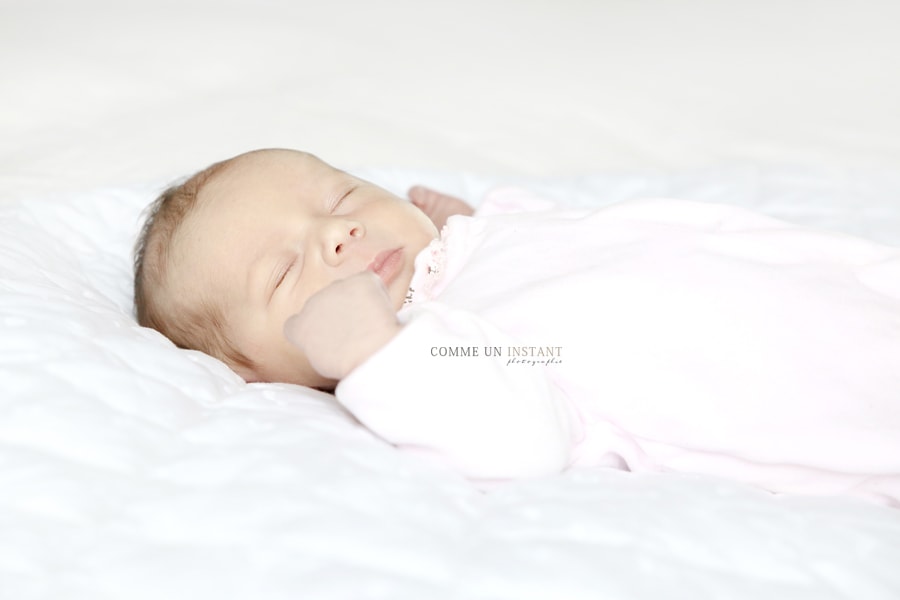 bébé studio - photographe professionnelle nouveau né en train de dormir - photographe professionnelle pour bebe sur Saint Germain en Laye (78100 Yvelines 78) - bébé - photographe à domicile nouveau né - photographie bébé en train de dormir - photographe professionnelle nouveau né studio