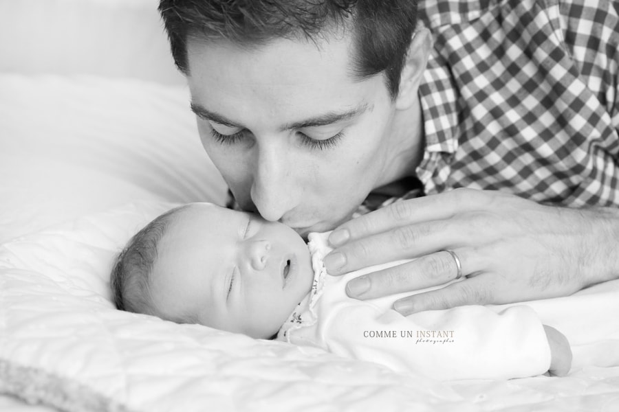 photographe à domicile nouveau né en train de dormir - nouveau né studio - amour - bébé en train de dormir - famille - noir et blanc - bébé studio - photographe professionnelle bébé - photographe à domicile pour nouveau né - nouveau né - photographe famille studio