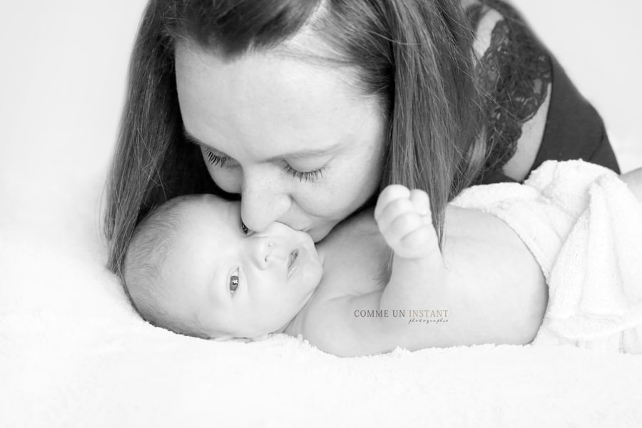 photographe bebe a Saint Germain en Laye (78100 Yvelines 78) - amour - shooting famille - nouveau né - photographe à domicile nouveau né studio - famille studio - shooting noir et blanc - shooting bébé - bébé studio